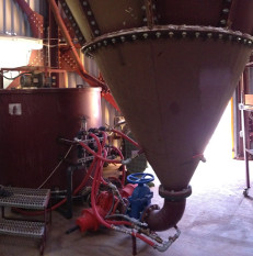 Automatic cleaning system for the cone of the clarifier
